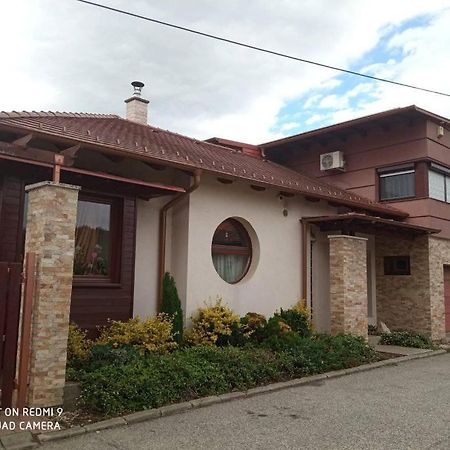 Besenyei Apartman Sarvar Bagian luar foto