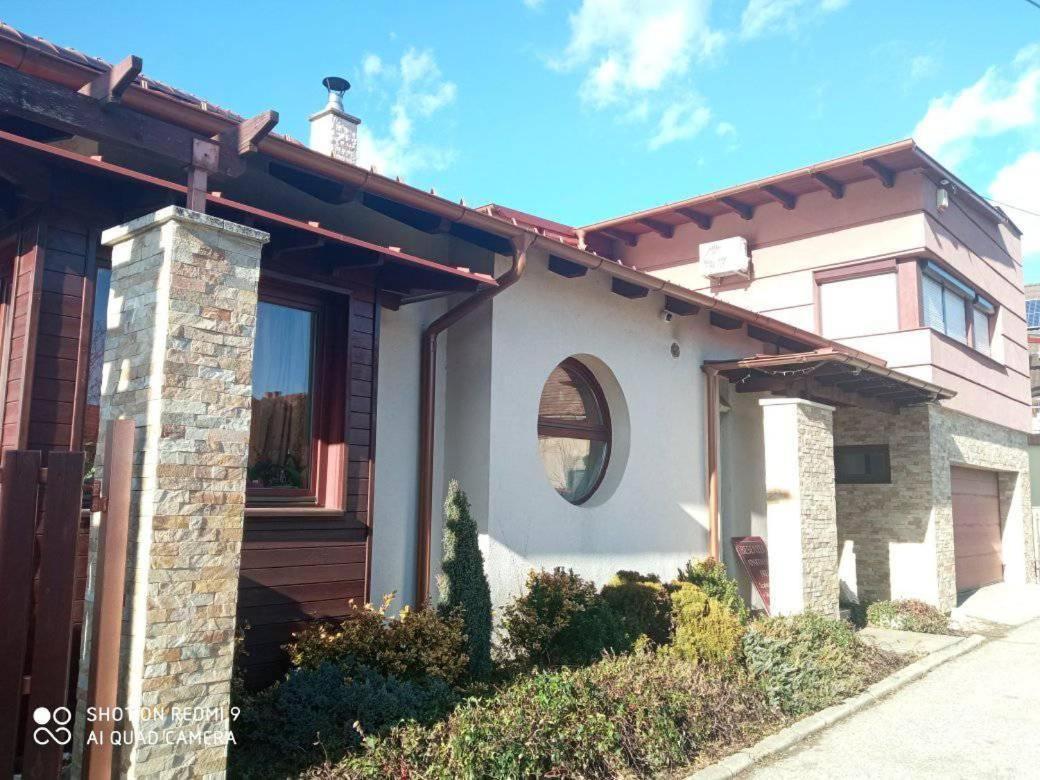 Besenyei Apartman Sarvar Bagian luar foto
