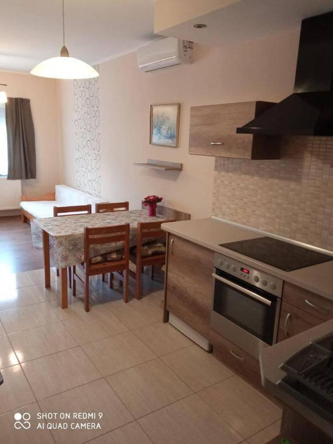 Besenyei Apartman Sarvar Bagian luar foto