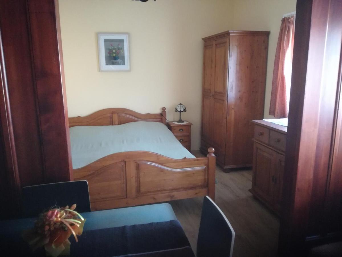 Besenyei Apartman Sarvar Bagian luar foto
